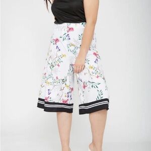 Unique 21 Floral Wide-Leg Capris with Black Trim